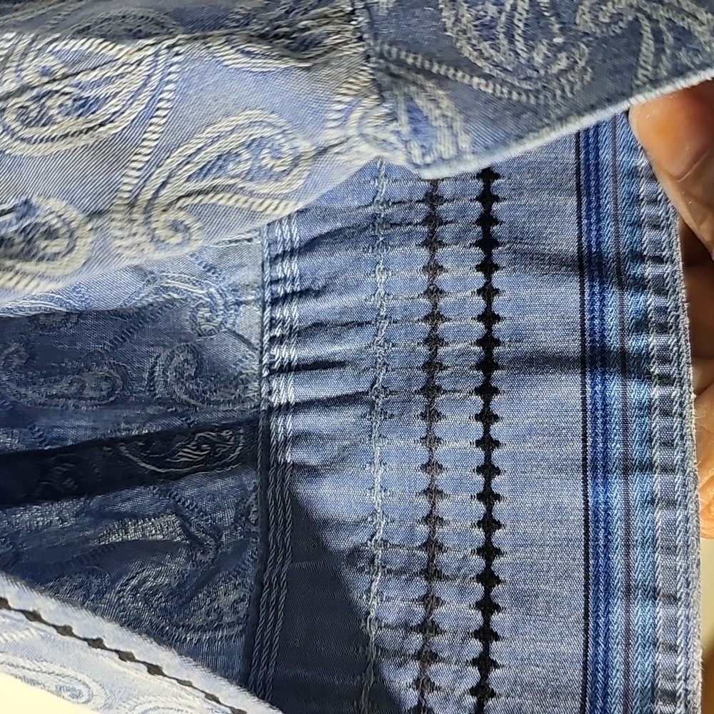 Bugatchi Blue Dress Shirt with Paisly Pattern. Size‎ Large. Contrast Cuffs - Picture 6 of 7